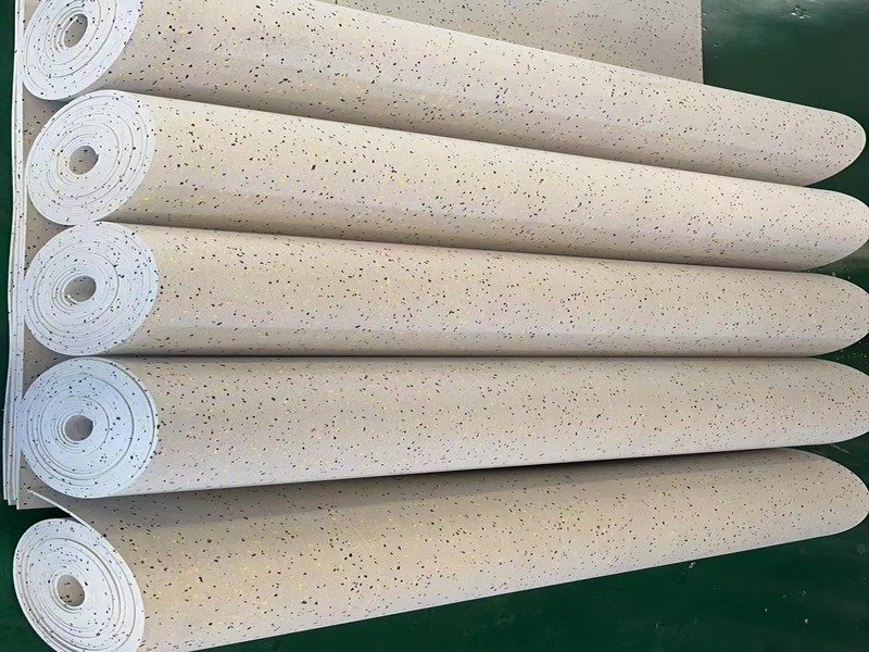 Gros plan sur les logos de certification de sécurité tels que CE et REACH